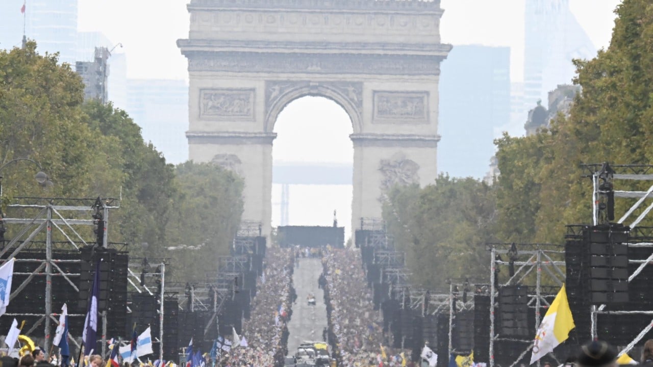 Pope celebrates giant Paris mass in landmark visit