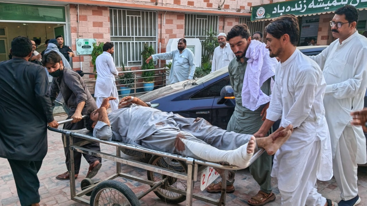 Suicide bombing at police checkpoint in Pakistan kills at least 11