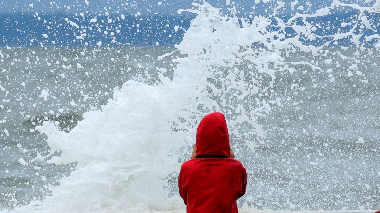 Powerful storm pummels northeast US with rain and high winds