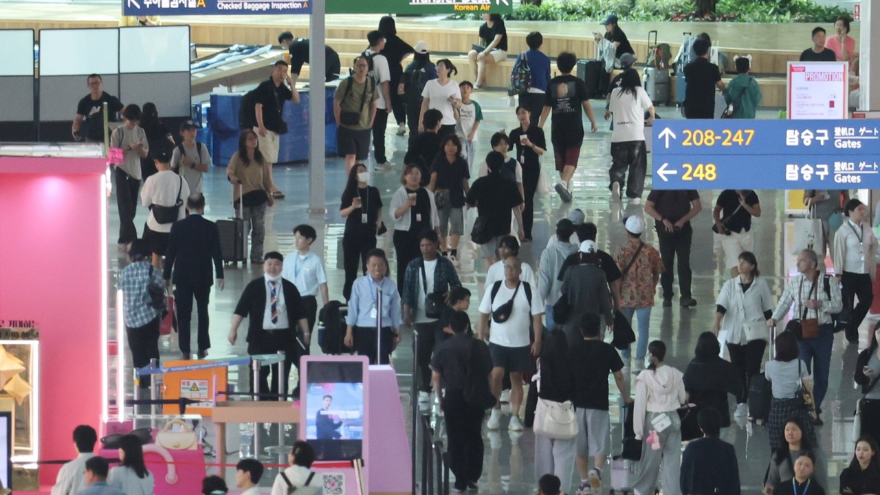 In South Korea, plan to serve deportees airline meals splits officials
