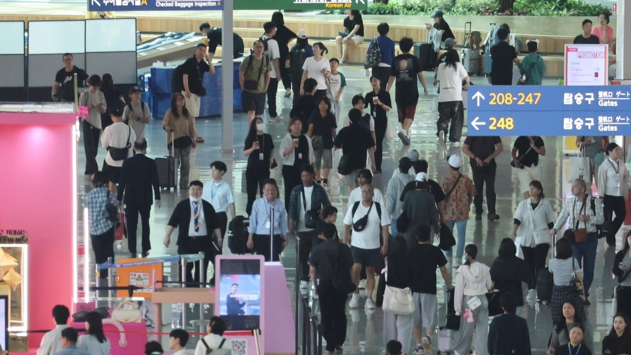 In South Korea, plan to serve deportees airline meals splits officials