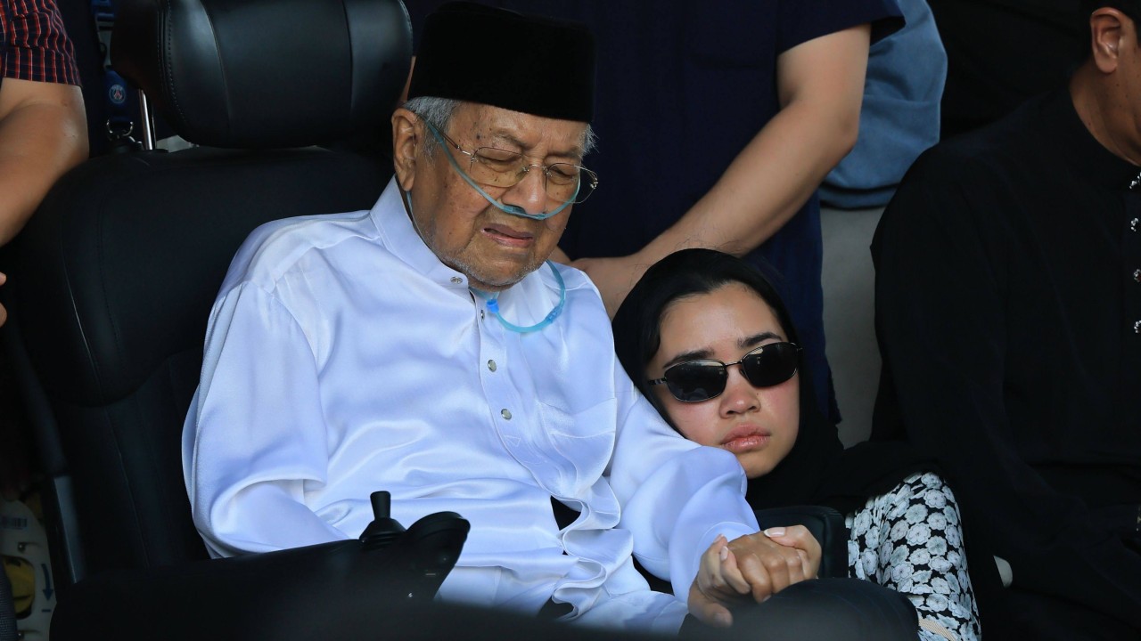 Mahathir ‘lonely’ as family and Malaysia mourn Siti Hasmah