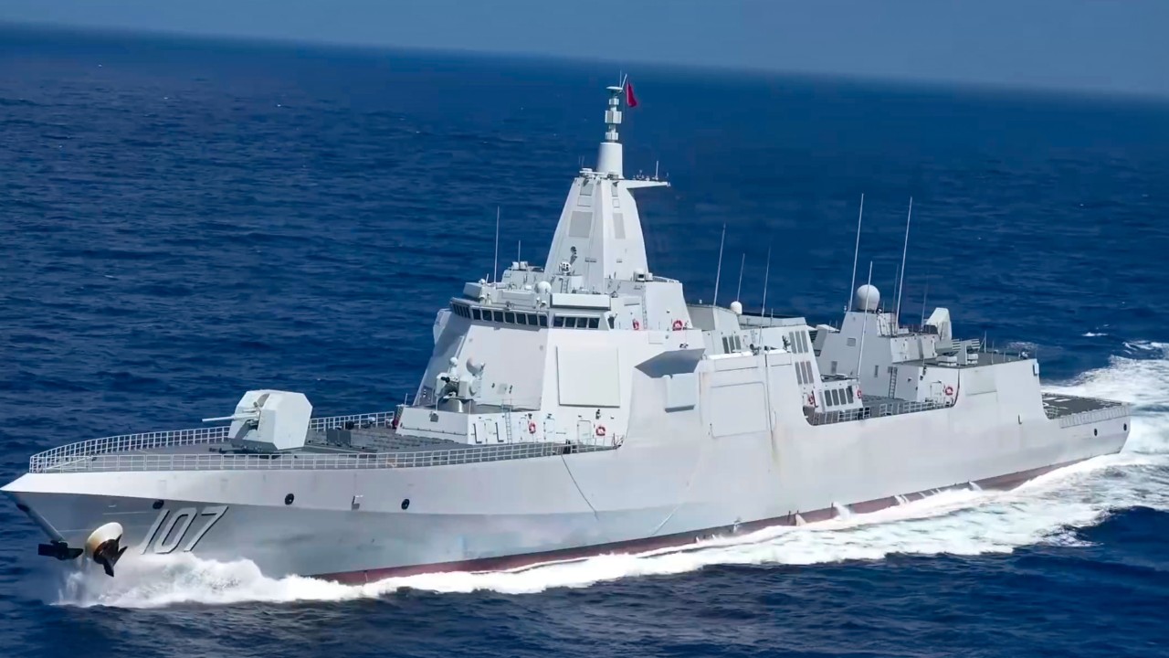 Did a US warship lose power while chasing a Chinese destroyer in the South China Sea?