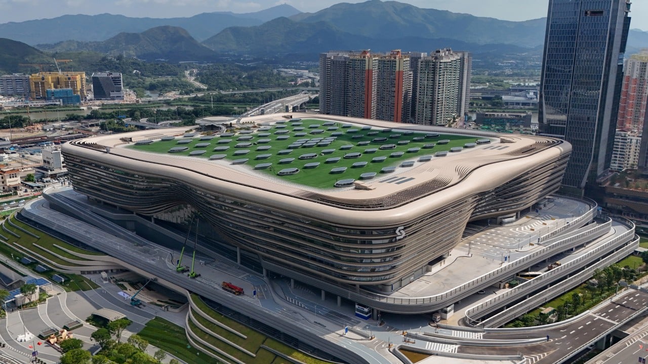 Travel agencies tout Huanggang Port tours, but security chief urges later visits
