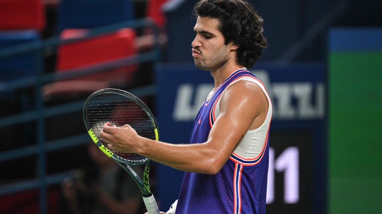 Alexander Zverev ends year with No 1 ranking after Carlos Alcaraz loss at Shanghai Masters