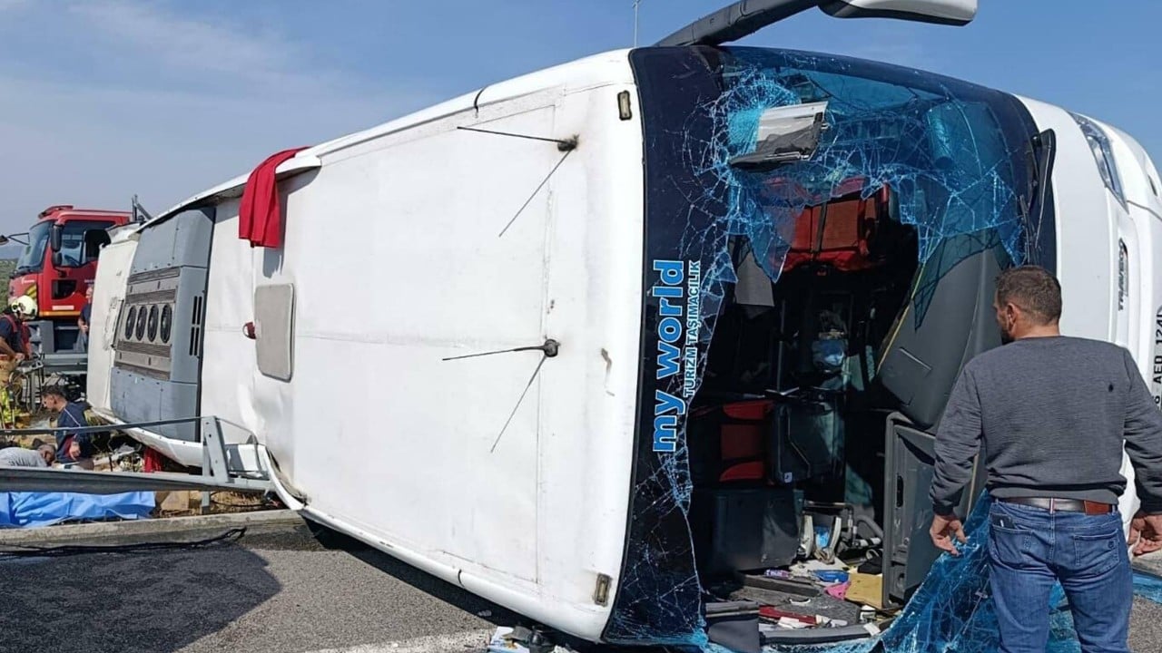 Drivers detained after coach and truck crash in Turkey, killing 11