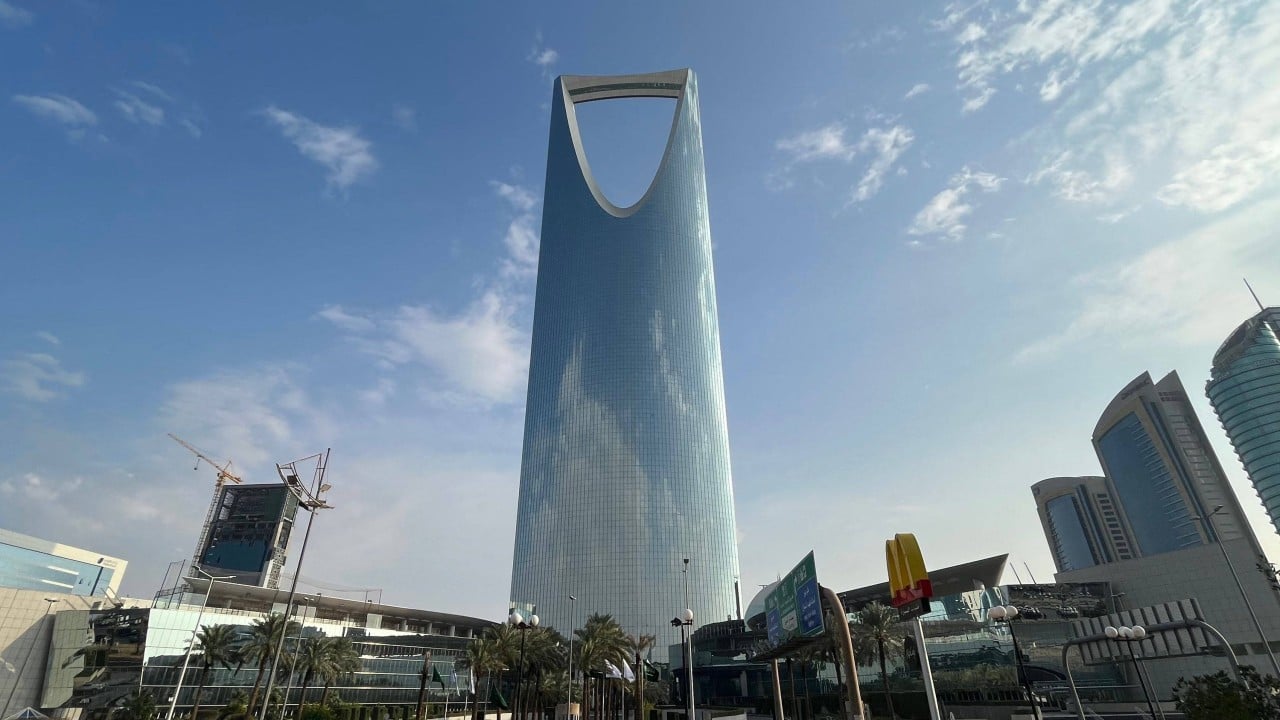 Saudi closes Riyadh skyscraper as chopper pilots killed near Yemen