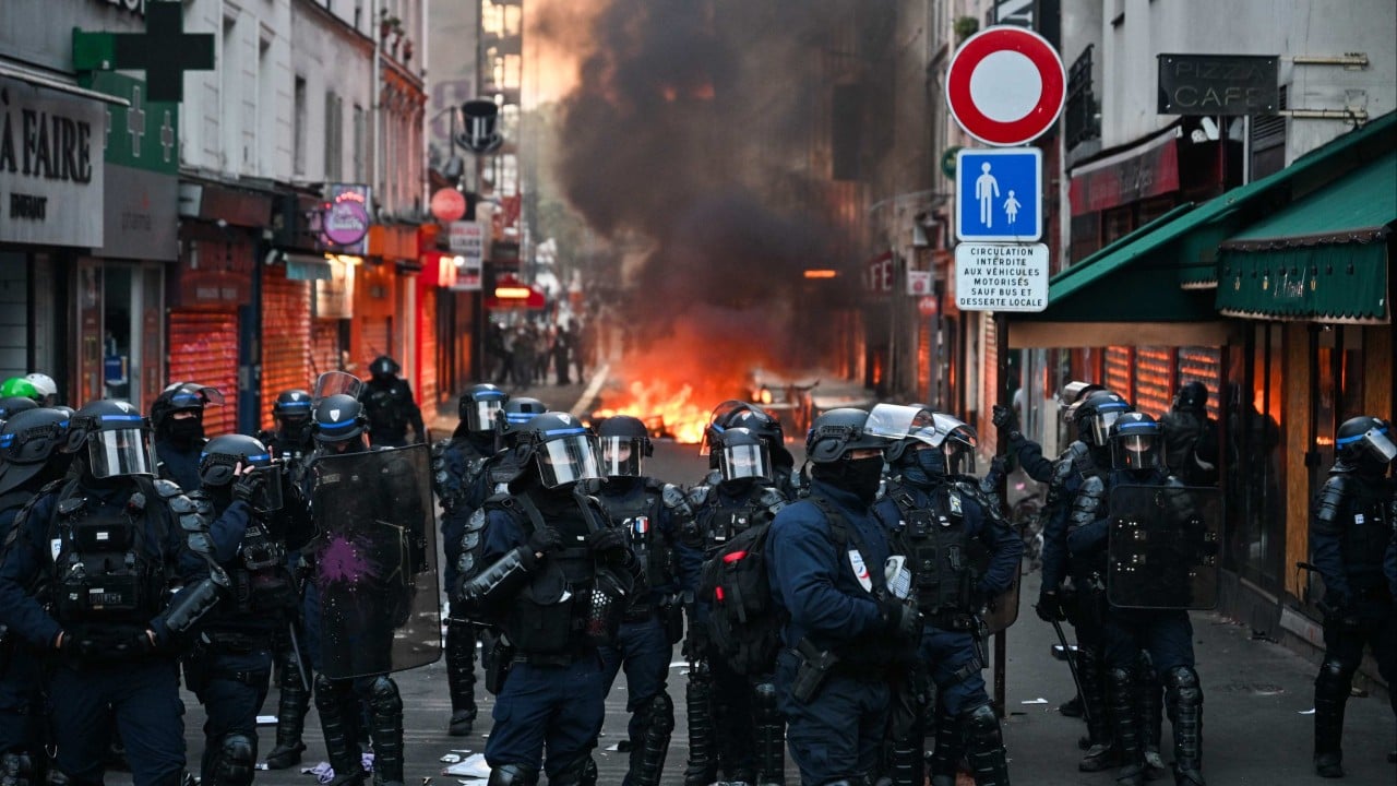 Paris police in new battles with protesters and looters