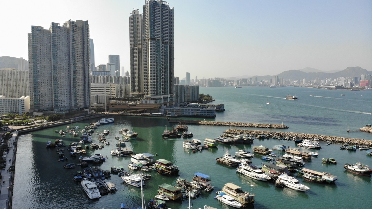 Hong Kong'da polisten, köpeği denize attığı iddia edilen kadına gözaltı