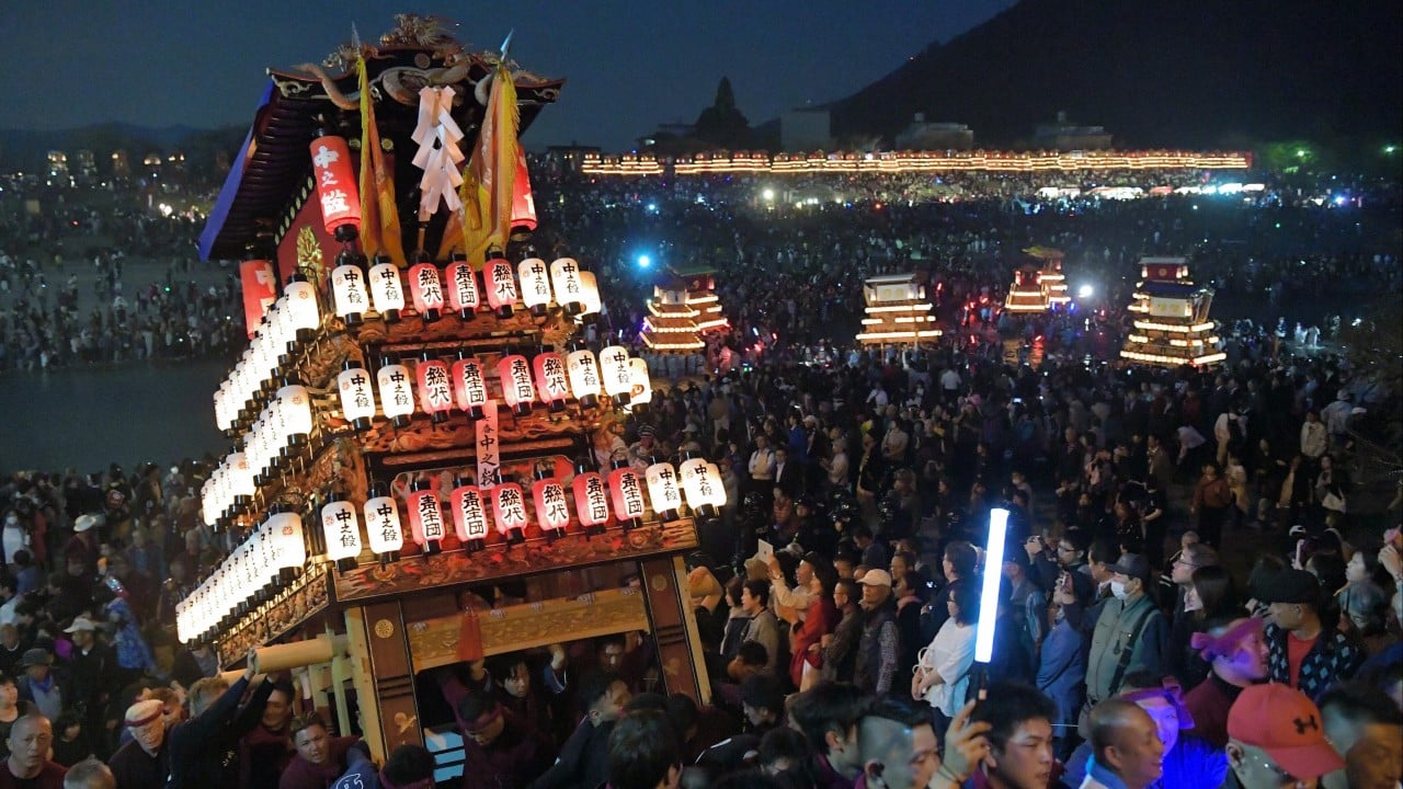 Japon belediye başkan yardımcısı dev festival şamandırasının altında ezilerek öldü