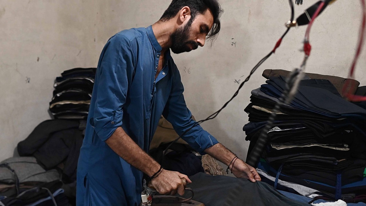 Küresel moda markalarına kıyafet üreten kavurucu Pakistan fabrikalarının içinde