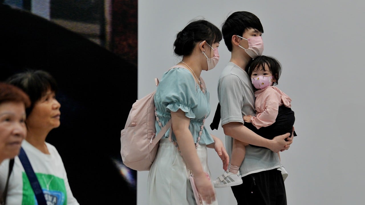 Hong Kong gribinden ölümler arttıkça düşen çocuk aşılama oranları endişeleri artırıyor