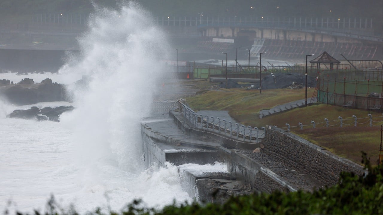 Typhoon Champi grounds hundreds of flights in Taiwan, threatens eastern mainland China