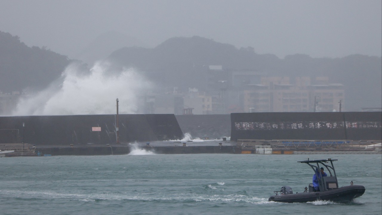 Typhoon Champi grounds hundreds of Taiwan flights, threatens Shanghai and Japan