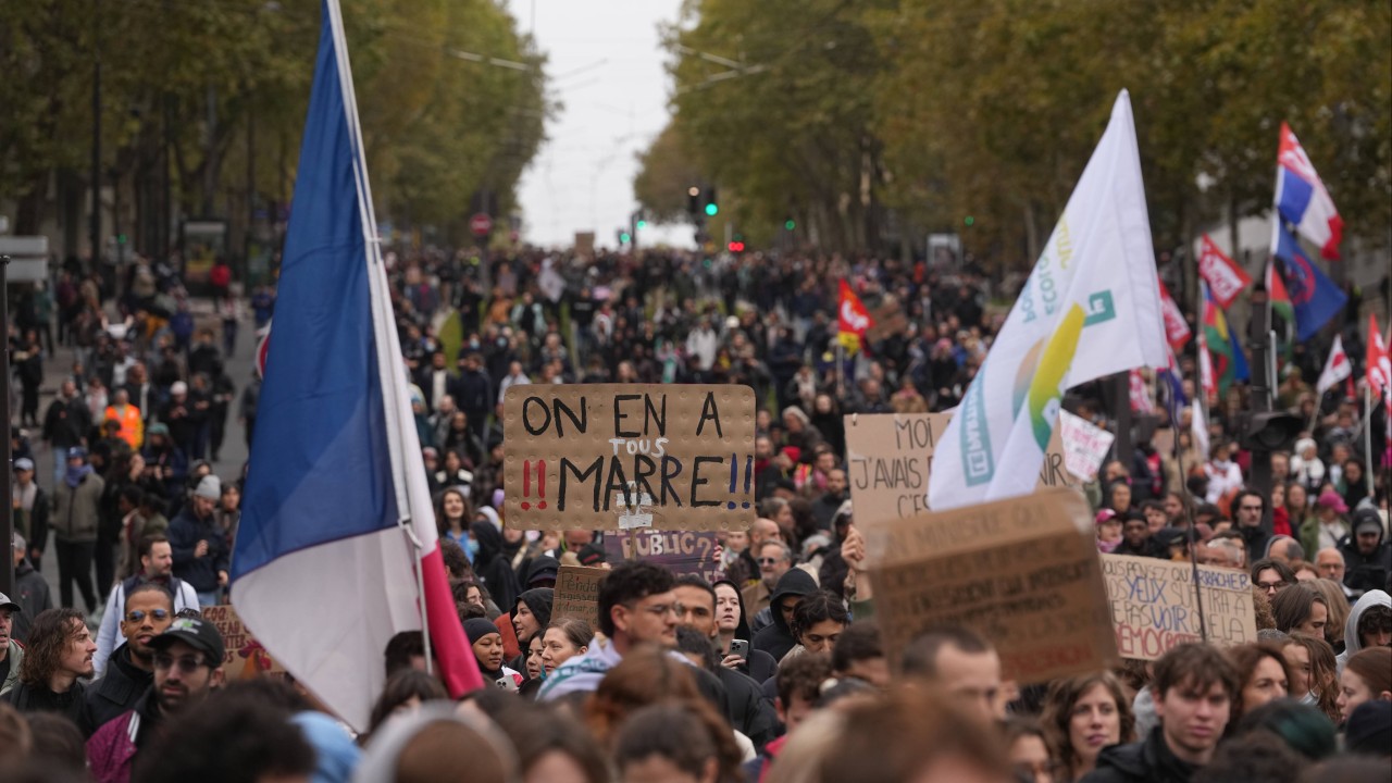 Paris'teki yürüyüş gergin bir sakinlikle başlarken Fransa yüksek alarmda