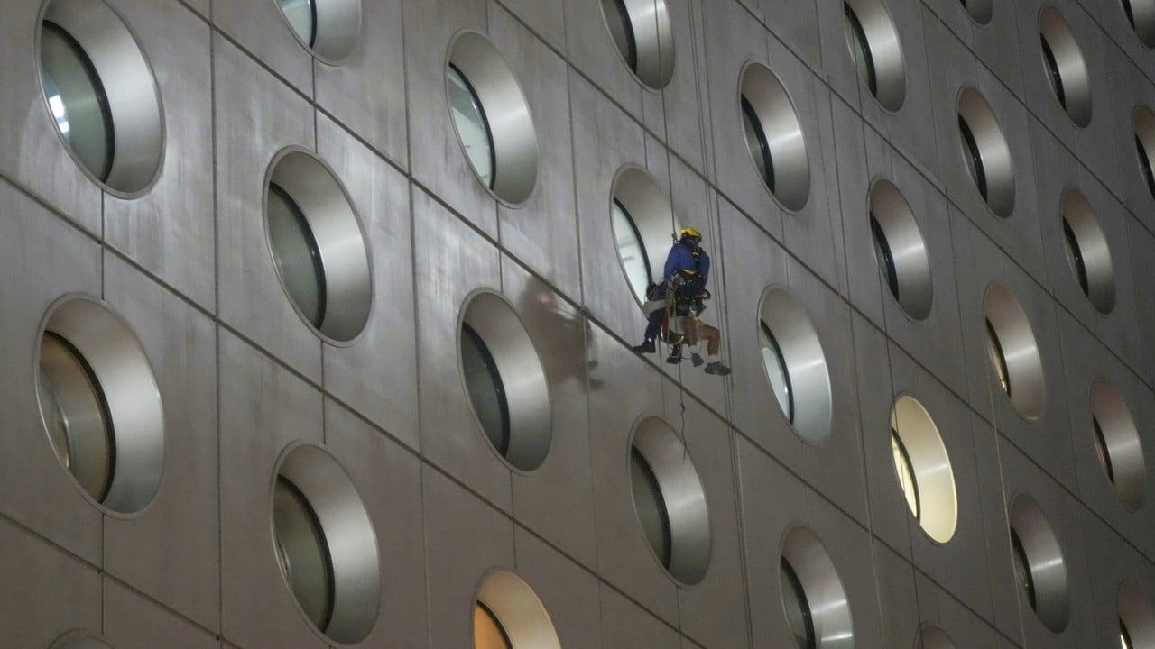 Two workers dangle more than 30 storeys up after Jardine House gondola fault