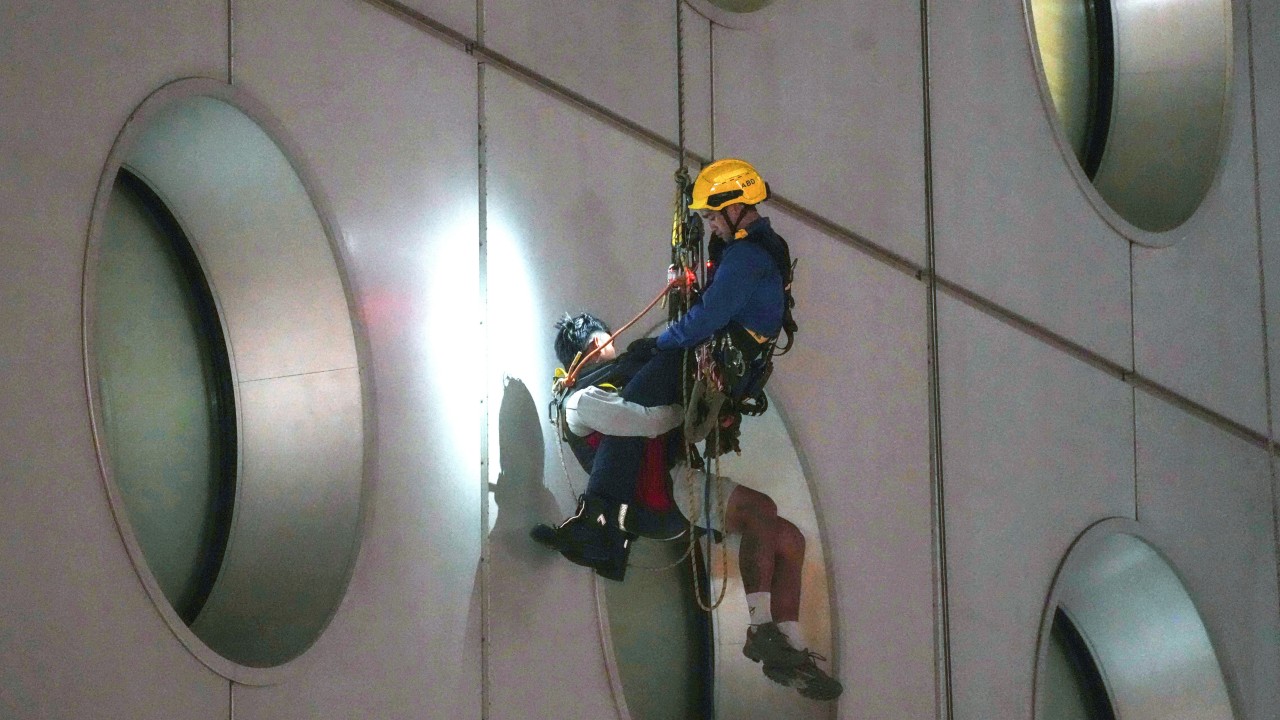 2 workers dangle more than 30 storeys up after Jardine House gondola fault