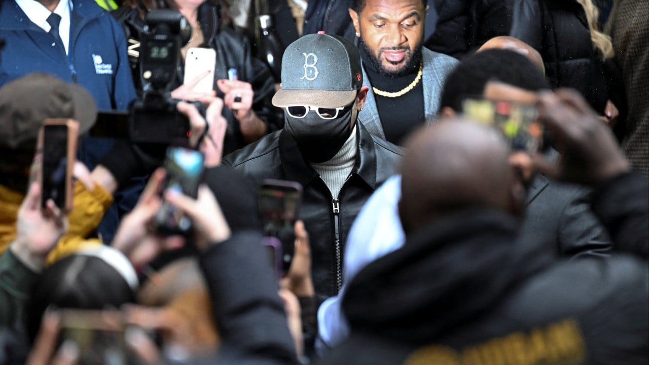 Amerikalı şarkıcı Chris Brown, İngiltere'deki gece kulübü olayında suçunu kabul ettikten sonra hapis cezasından kurtuldu