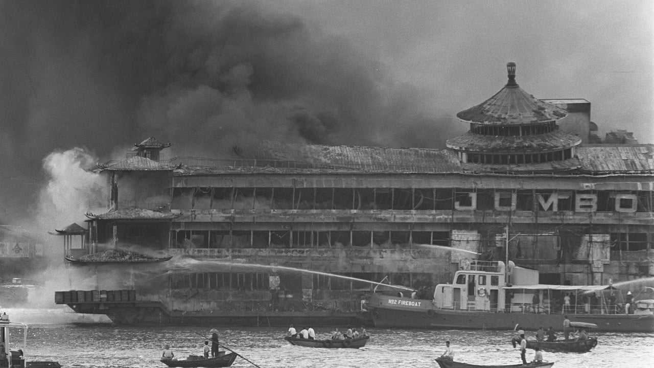 Hong Kong'un Jumbo Yüzen Restoranı açılmadan önce alev aldı, 34 kişi öldü - SCMP arşivi