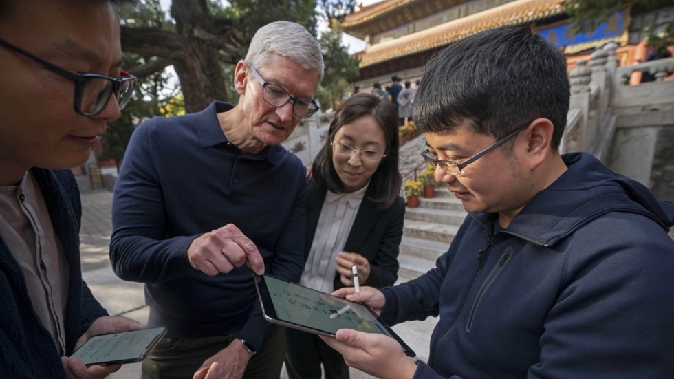 Tim Cook has been making frequent trips to China, but it doesn’t seem like it’s enough. (Picture: Xinhua)