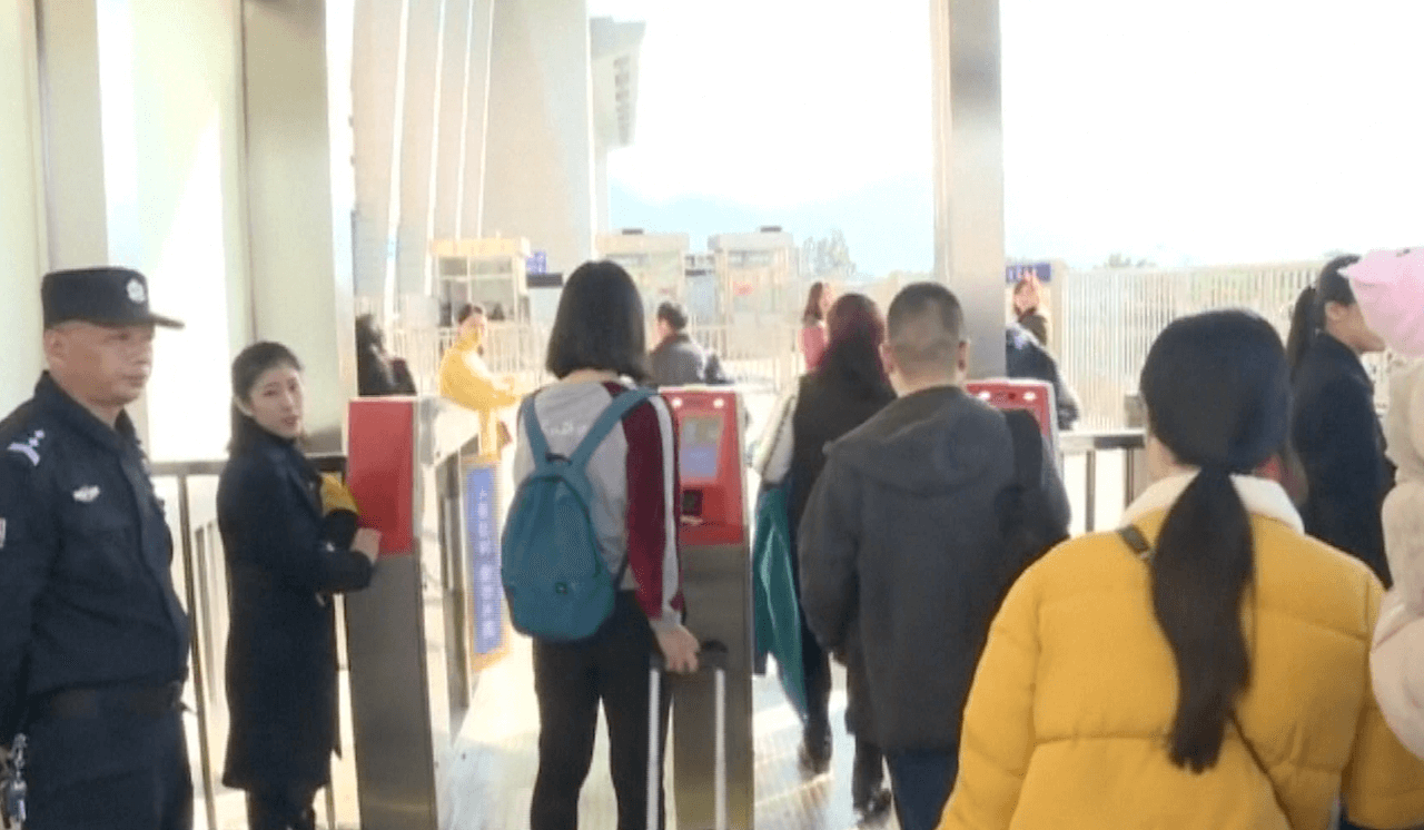 The third-tier city of Quanzhou is one of the latest places to adopt facial recognition in train stations during this year’s Lunar New Year travel rush. (Picture: CCTV)