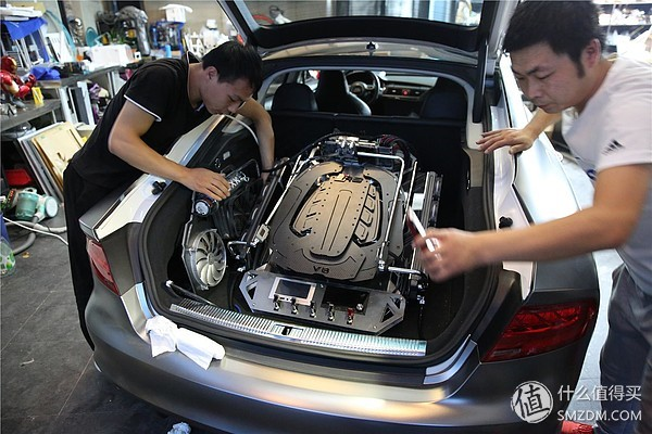 The gaming setup took up almost the entire trunk of the car. (Photo: Brother NV)