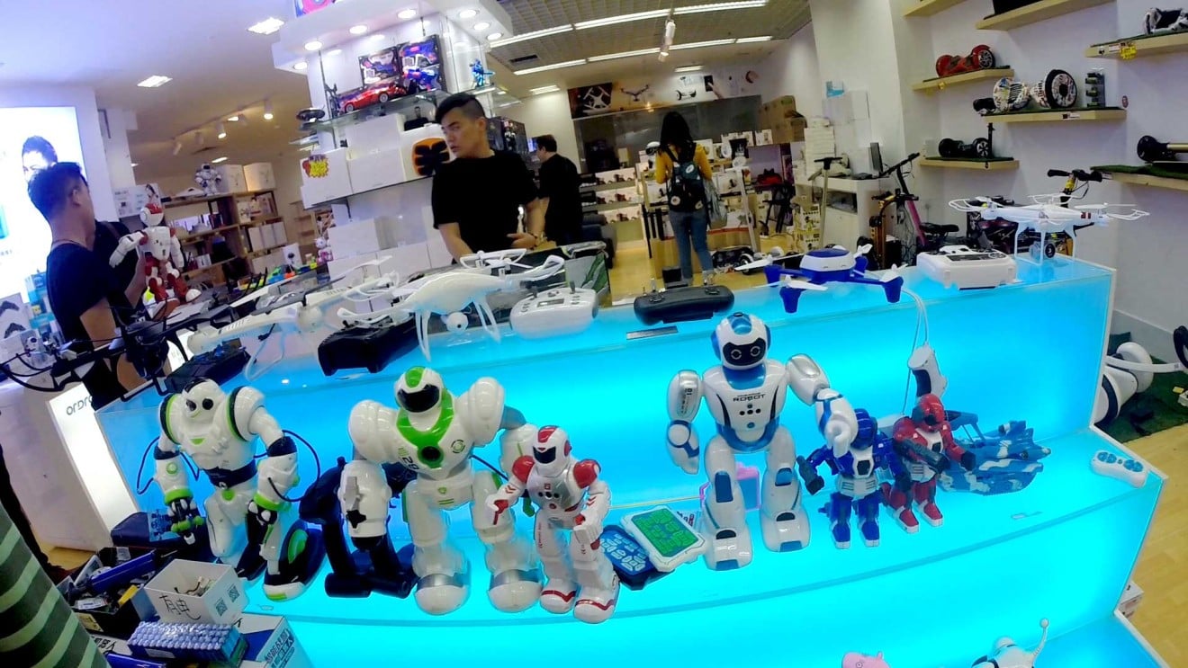 Robots galore in Huaqiangbei. (Picture: Thomas Leung/Abacus)