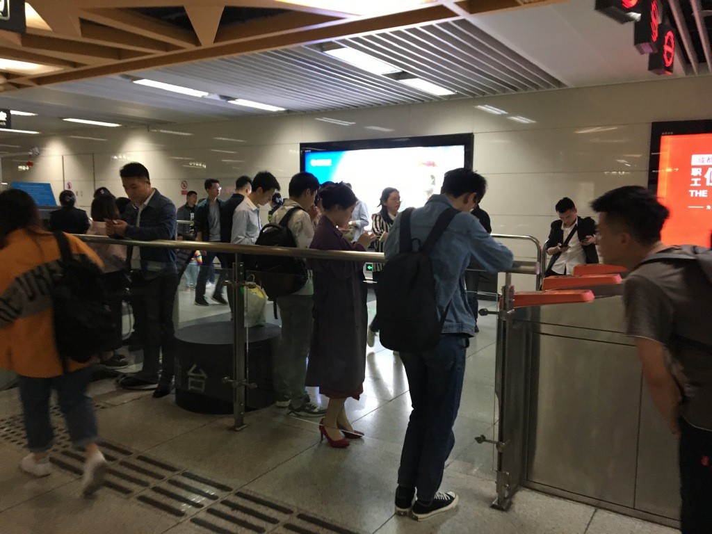 Commuters in a Chengdu subway station on April 8, 2019. (Picture: 东北小刘儿 via Weibo)