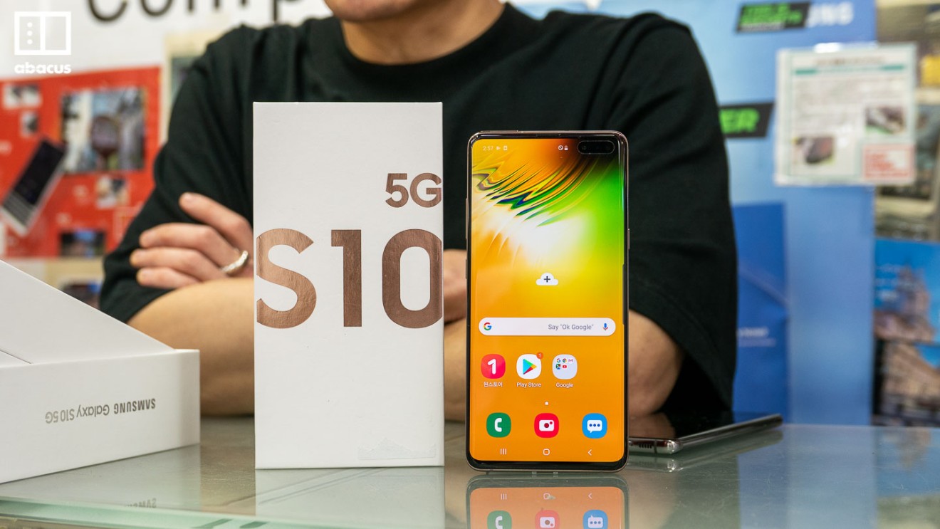 Samsung S10 5g First Look A Supersized Phone With Six Cameras The