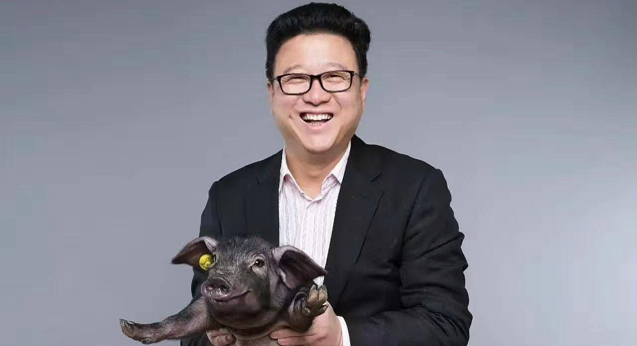 This news puts Ding and his adorable pig in a new light… (Picture: NetEase)