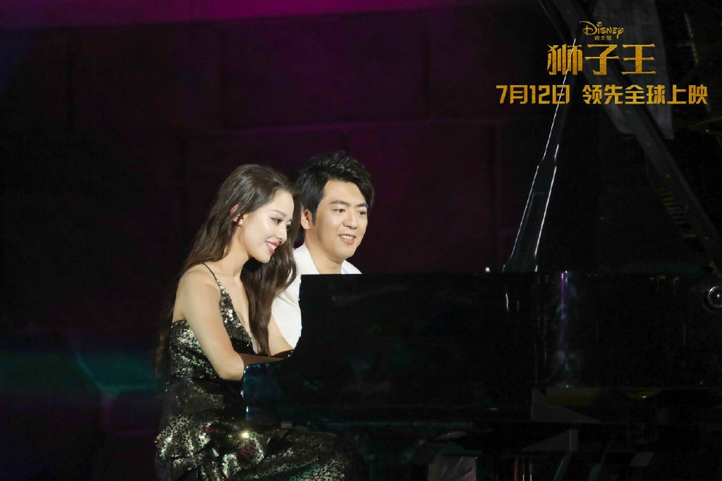 Lang Lang and Gina Alice Redlinger play a piano rendition of Can You Feel The Love Tonight at Shanghai Disneyland. (Picture: Disney Movies via Weibo)