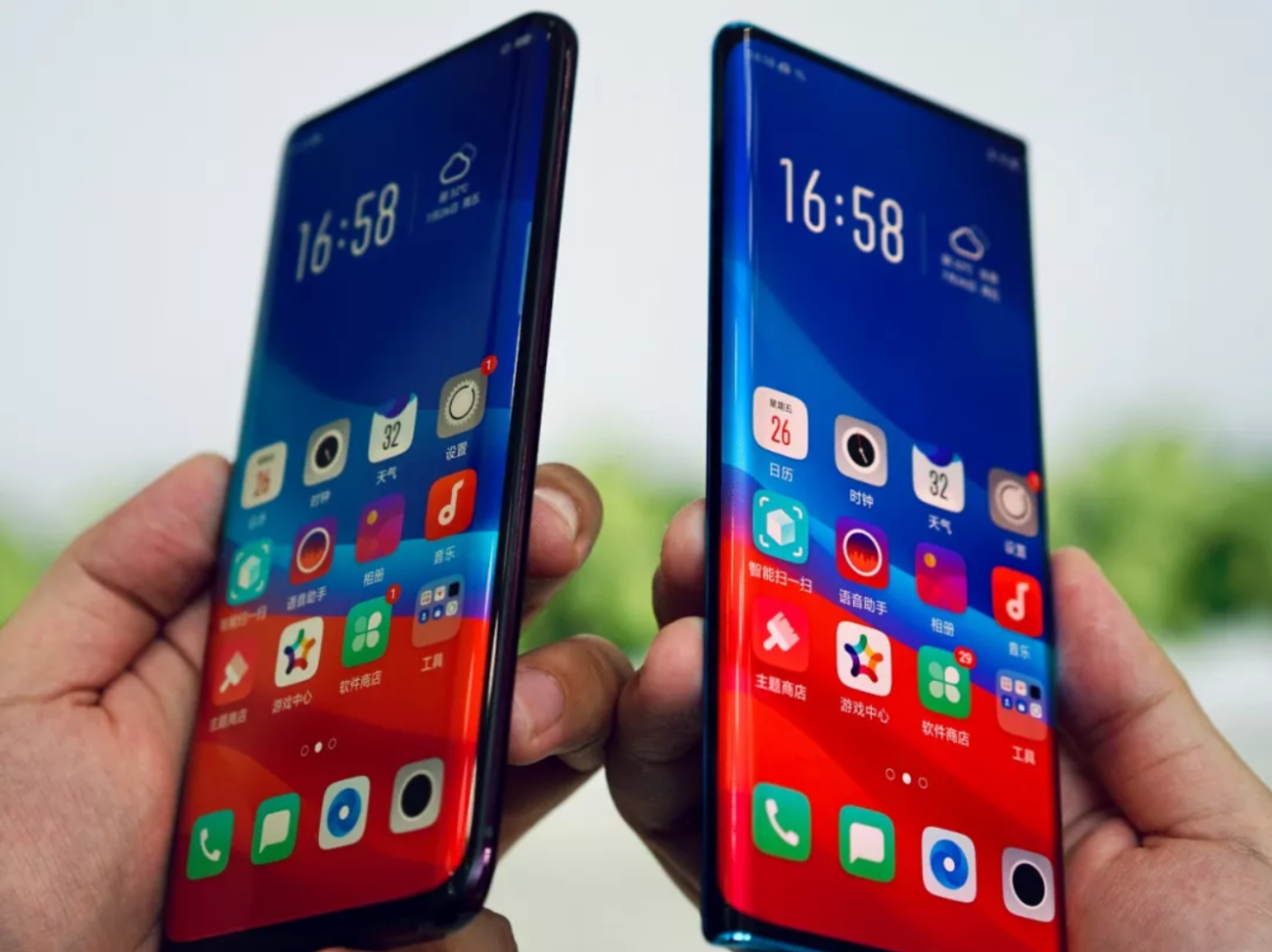 Oppo’s new prototype with an 88-degree curved display edge (right) versus its little brother, Oppo Find X (left). (Picture: Oppo)