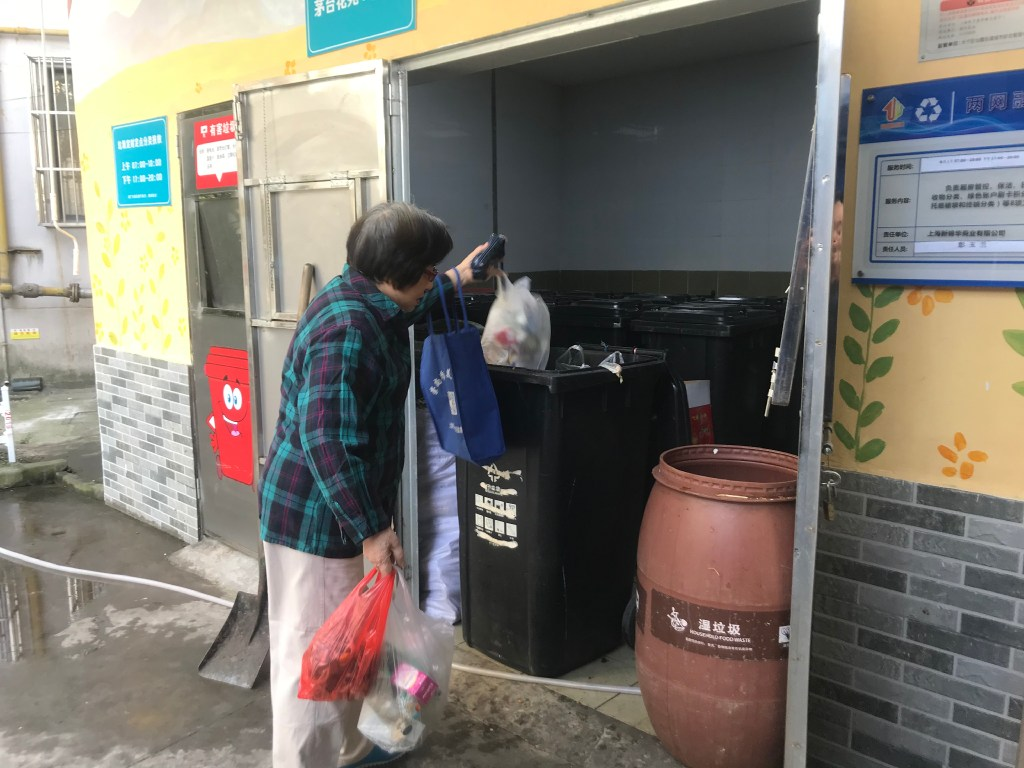 A Shanghai resident throws trash into different garbage bins. (Picture: Alice Yan/South China Morning Post)
