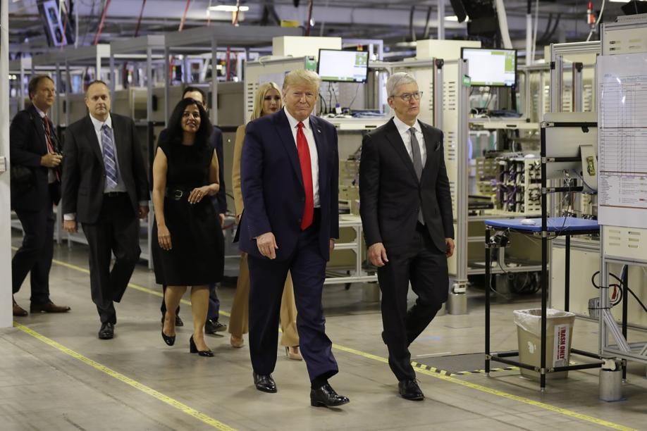 President Donald Trump tours an Apple manufacturing plant in Austin, Texas with Apple CEO Tim Cook on Wednesday. (Picture: Evan Vucci/AP Photo)