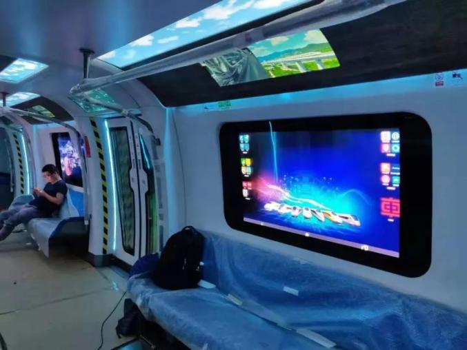 The window turns into a huge touch display. (Picture: Guangzhouzengchengfabu/WeChat)