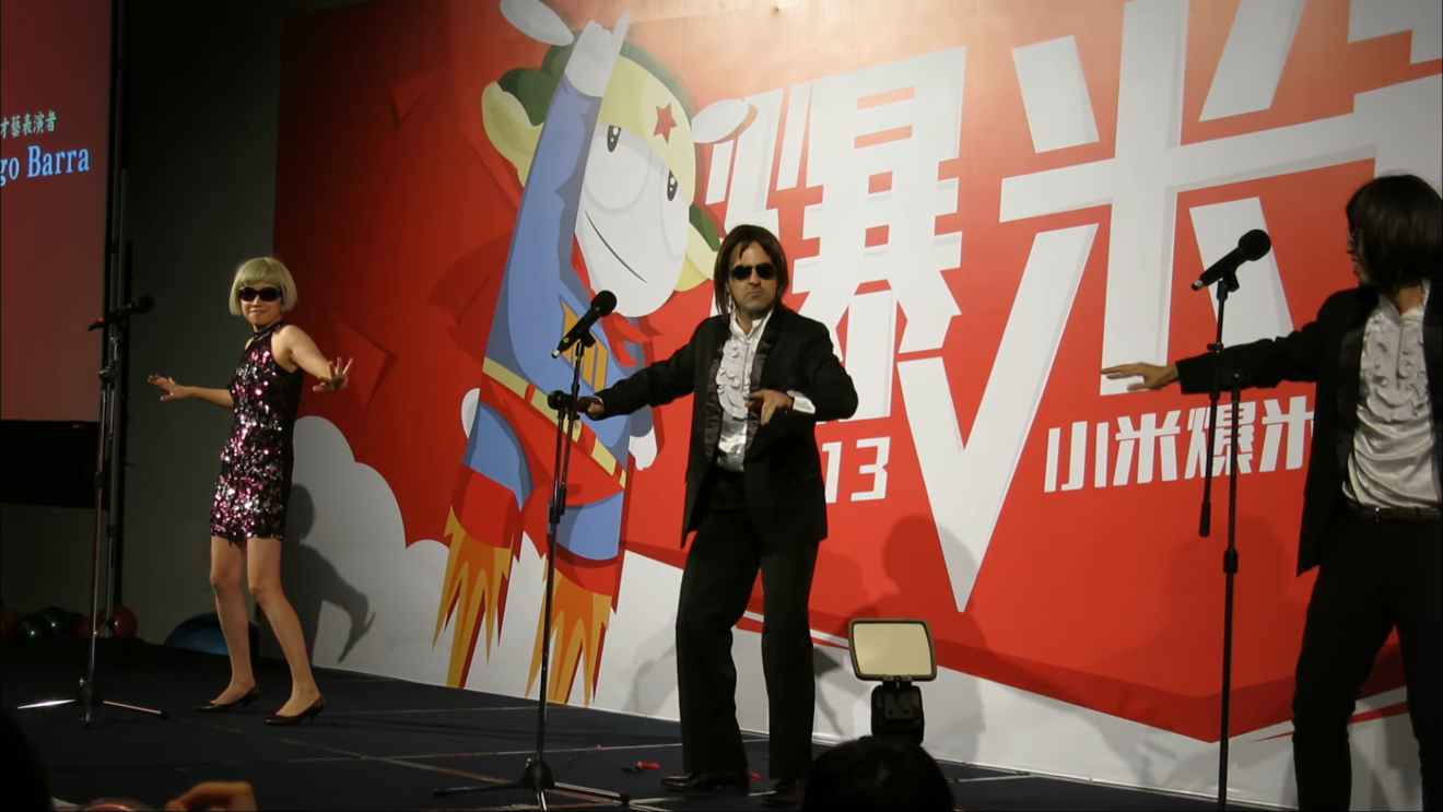 How do you endear yourself to a Chinese audience? Learn their pop hits, of course. (Picture: Eric Tseng/YouTube)