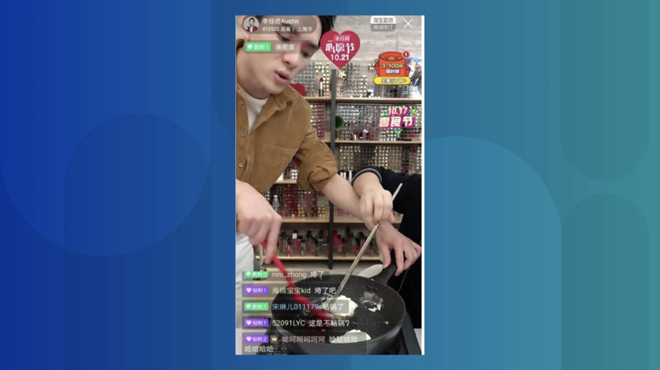 Famous live streamer Li Jiaqi trying to salvage eggs stuck on a “non-stick” frying pan during a live stream. (Picture: Sanyan Finance)
