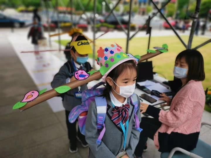 Students at Yangzheng Elementary School returned to class wearing hats with 1-meter wing flaps.