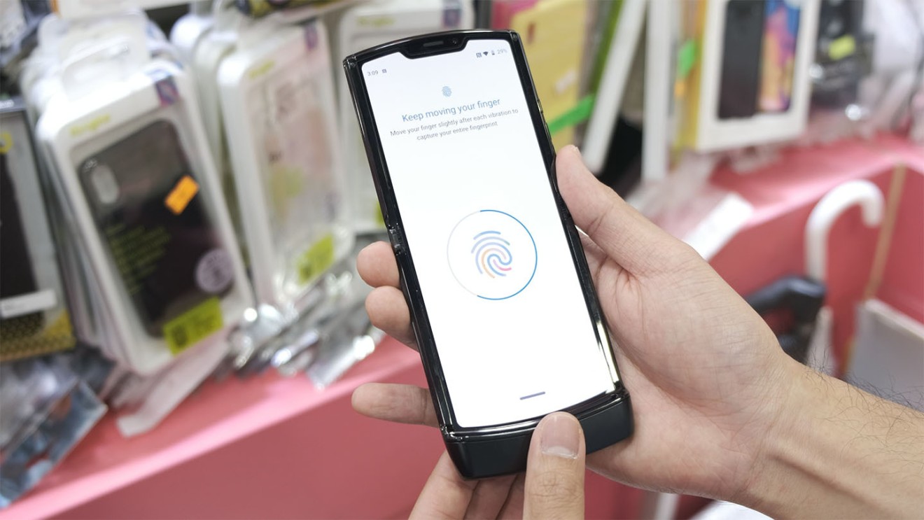 Setting up my fingerprint on the Razr.
