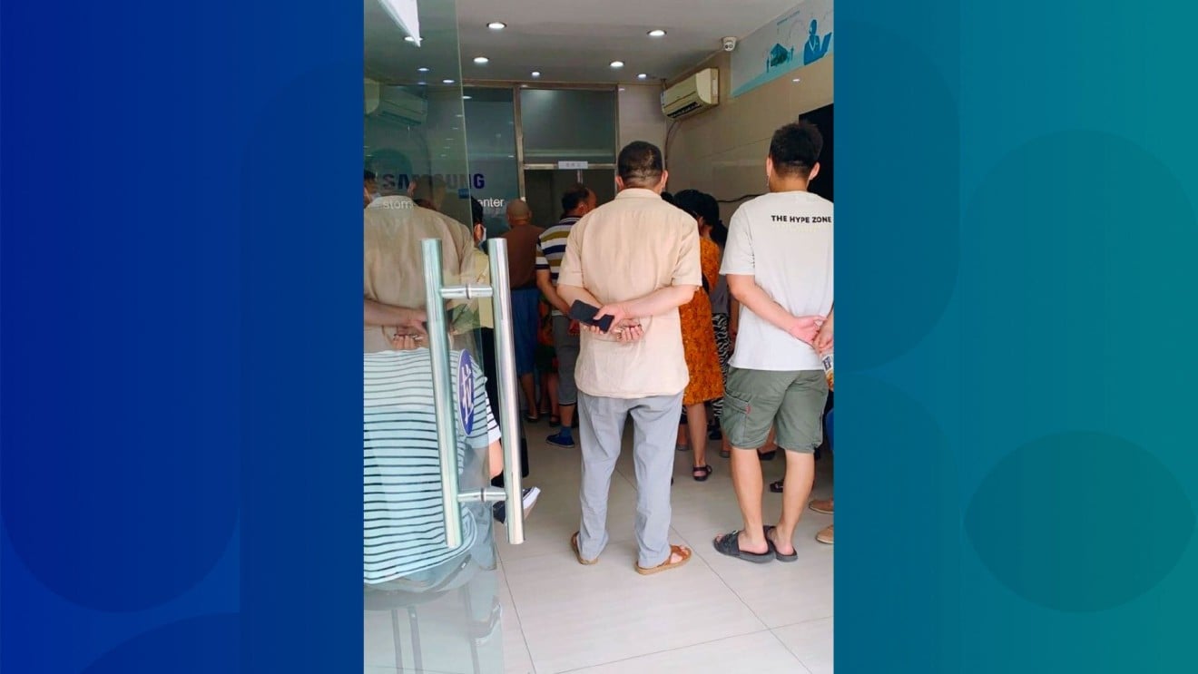 Social media users post photos of customers lining up outside Samsung customer service centers in China. (Picture: 怪咖栋 via Weibo)
