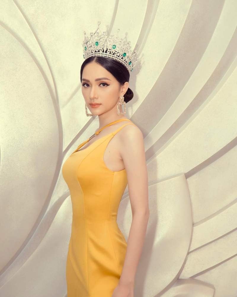 Qiz yigitning dumbasini tishlaydi. Porno xizmatchi emaklab it uslubi BDSM