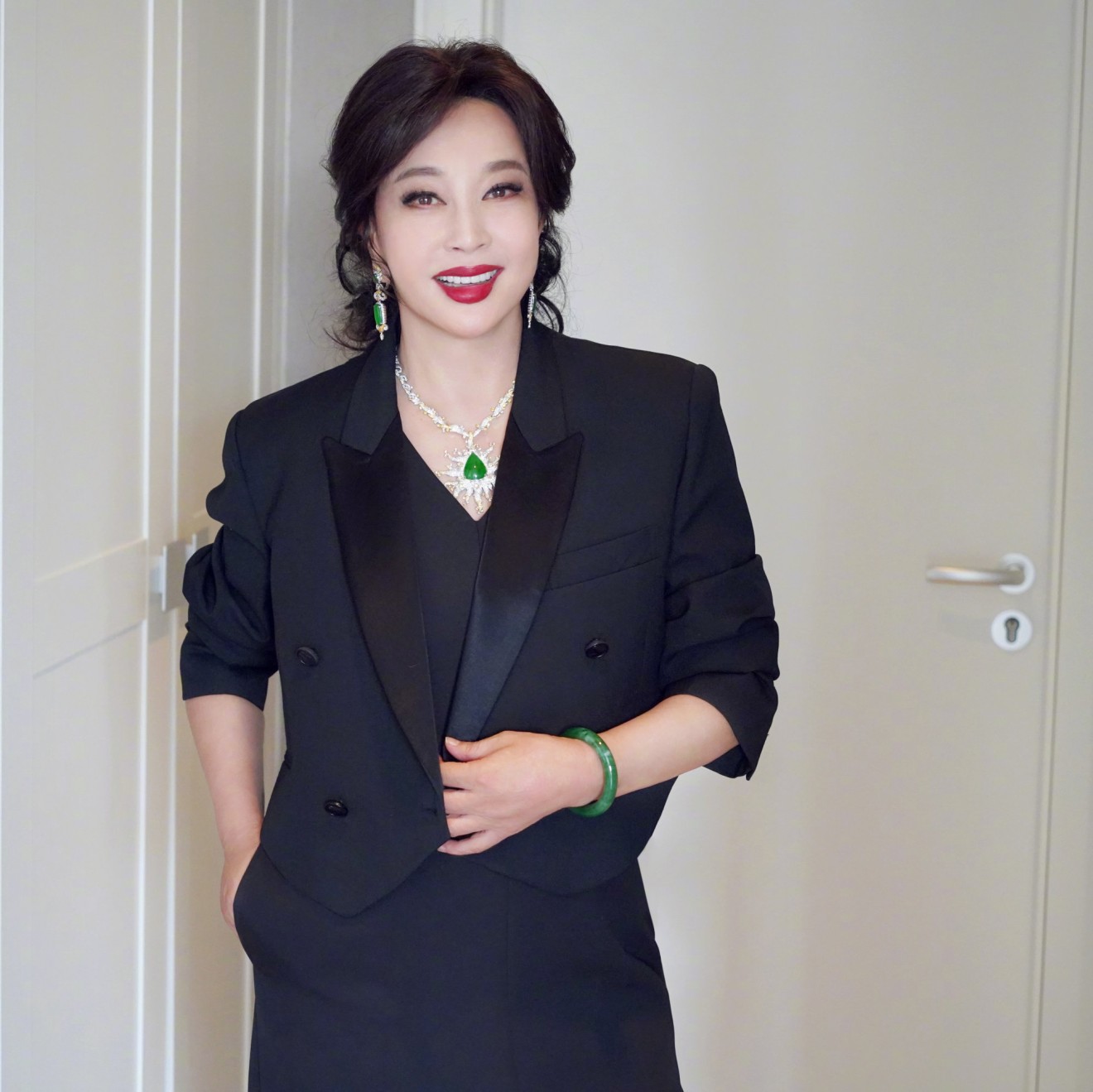 Profile | Liu Xiaoqing, 68, 'ageless goddess' of China