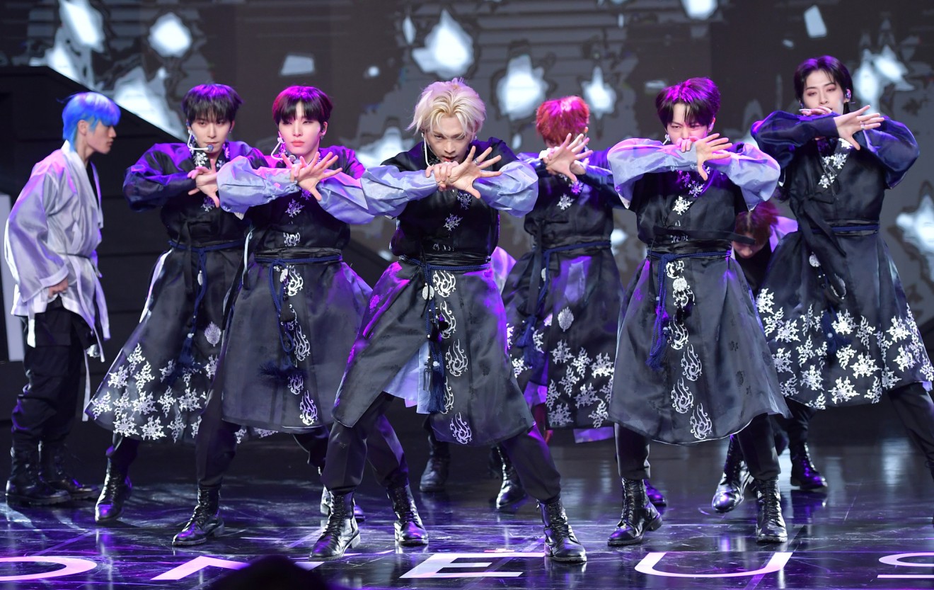 K-POP・アジア ONEUS K-pop boy band Oneus on Road to Kingdom reality TV show