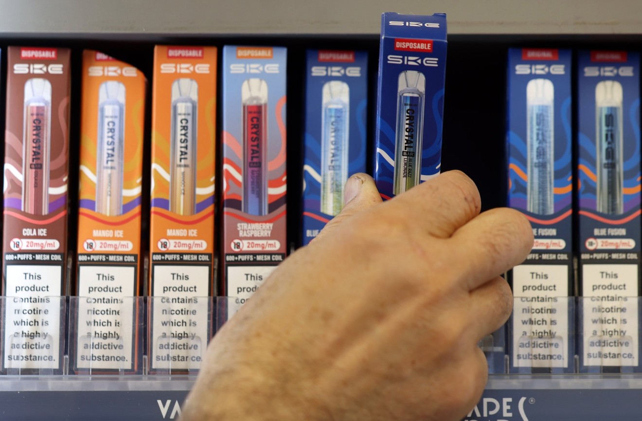 disposable vape lead UK bans single-use vapes to stem use by youth, reduce harmful litter DShardware Flavor:Berry Dweebz VooPoo DRAG (Original) Button