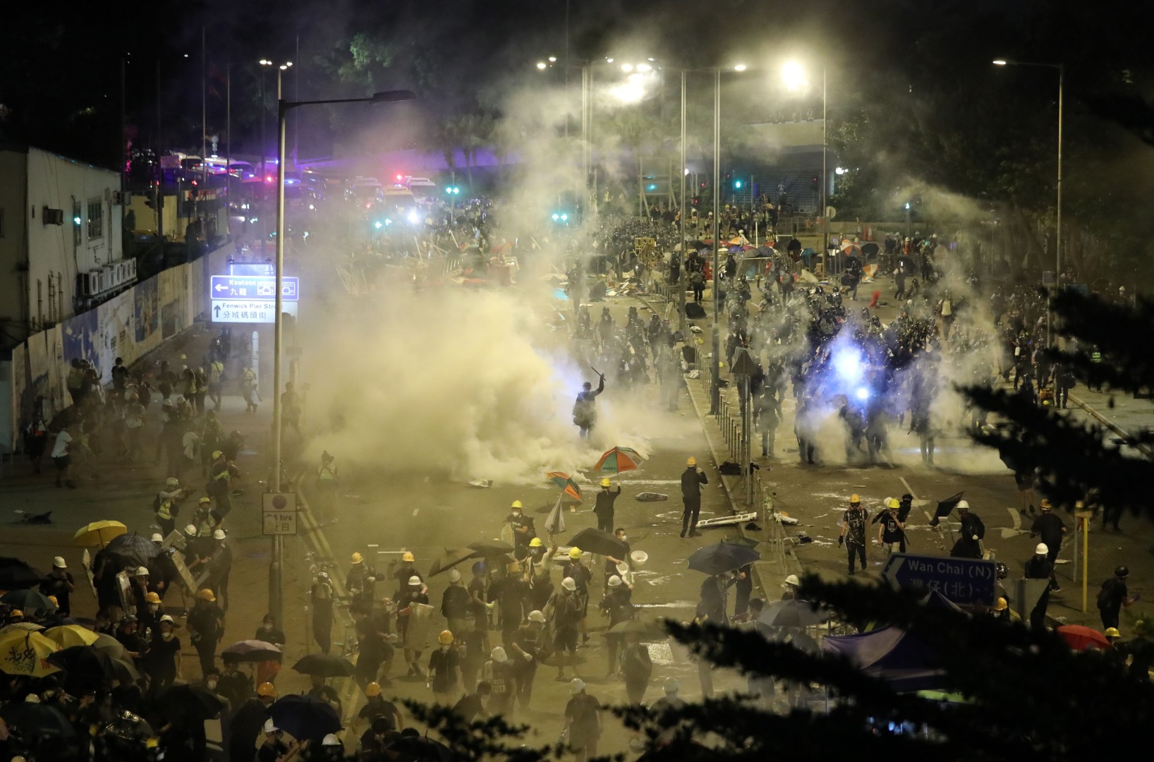 La policÃ­a dispara gases lacrimÃ³genos para dispersar a los manifestantes despuÃ©s de un dÃ­a de violencia Foto: Sam Tsang