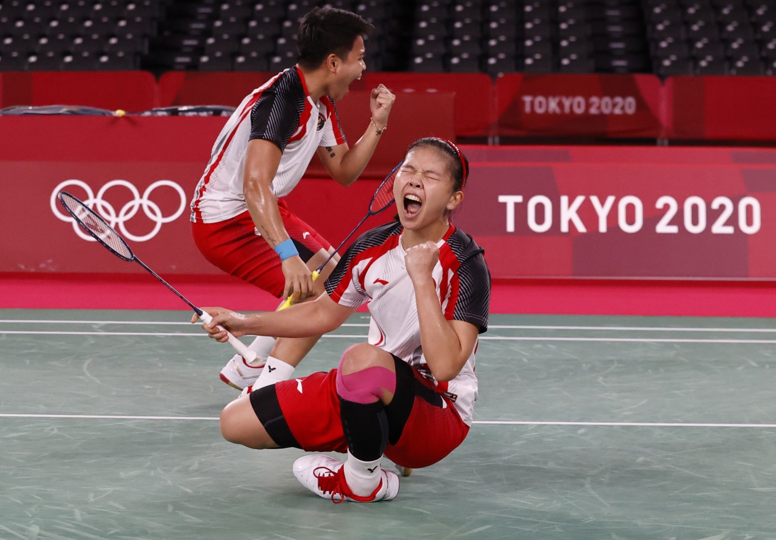 Tokyo Olympics Indonesia S Badminton Gold Medallists Greysia Polii And Apriyani Rahayu Who Beat China To Be Rewarded With Billions Of Rupiah Land And Meatball Kiosks South China Morning Post