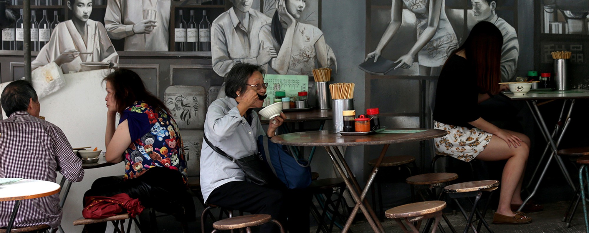 Hongkongers eating in Central. Photo: K. Y. Cheng