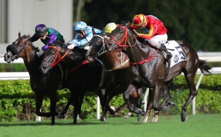 Encountered (outside) finishes strongly to win Sunday’s feature at Sha Tin. Photos: Kenneth Chan
