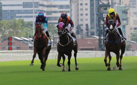 Kurpany (right) upsets the apple cart in Sunday’s five-runner Class Two sprint. Photos: Kenneth Chan