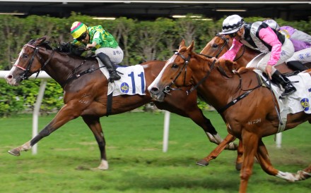 Matthew Poon lifts Midori Glory (inside) to a narrow win over Beauty Waves at Happy Valley. Photos: Kenneth Chan